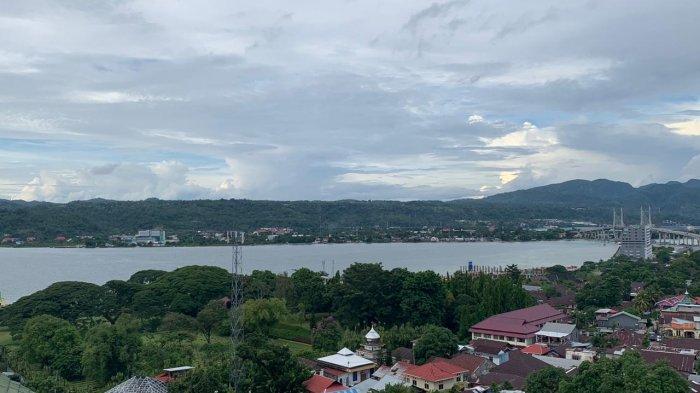 LANDSCAPE TAMAN - Taman Makam Pahlawan Commonwealth di Tantui, Ambon dengan latar belakang Teluk Ambon dan Jembatan Merah Putih, Sabtu (9/1/2021).