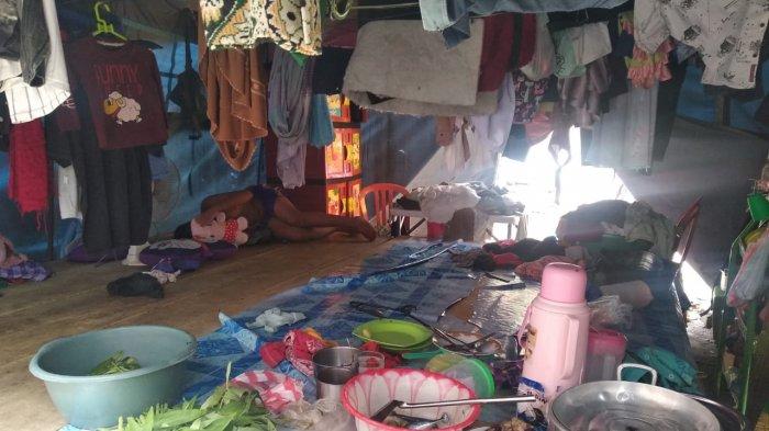 Kondisi pengungsi kebakaran di Kompleks Ongkoliong, Kota Ambon, Selasa (30/03/2021)