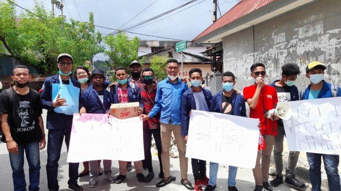 Puluhan mahasiswa yang berasal dari Universitas Kristen Indonesia Maluku (UKIM) menggelar aksi sosial peduli NTT di sejumlah ruas jalan di kawasan pusat Kota Ambon, Kamis (8/4/2021).