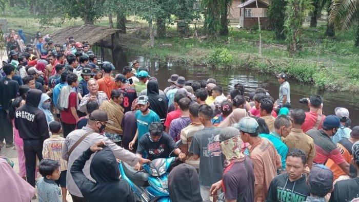 Warga yang berkerumun di Sungai Keman, setelah jenazah Sugiarti ditemukan