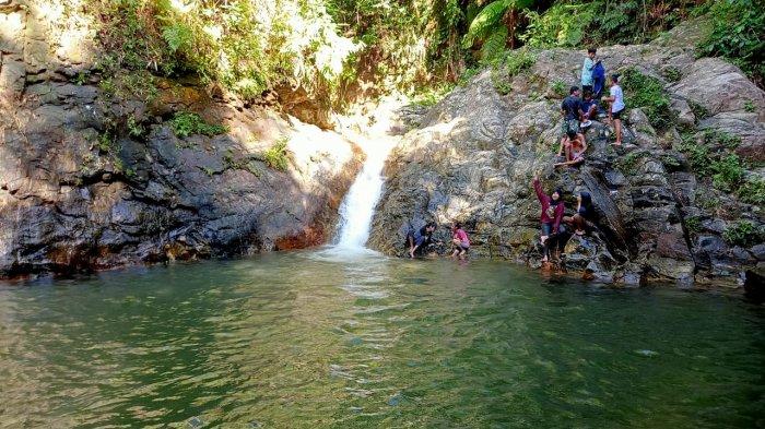 Wisata pemandian yang terletak di Kawasan Air Besar, Stain, Kecamatan Sirimau, Kota Ambon.
