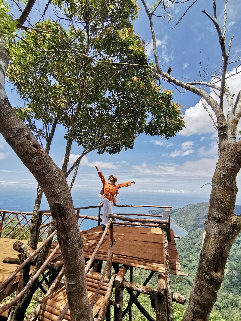 Siwang Paradise, surga di puncak Kota Ambon dengan pemandangan teluk Ambon yang Spektakuler. Tak Banyak yang mengetahui jalur mana saja yang bisa diambil untuk bisa mencapai destinasi yang lagi hits di Kota Ambon ini.