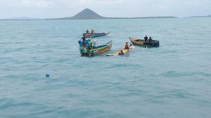 Proses evakuasi speedboat Sadai-Lepar Pongok yang mengalami Kecelakaan, Selasa (17/8/2021)