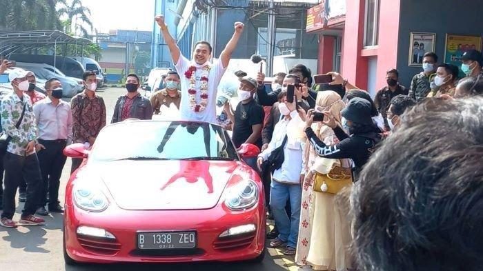 Saipul Jamil meninggalkan Lapas Cipinang, Jakarta Timur, menggunakan mobil porsche merah yang dikemudikan pedangdut Indah Sari, Kamis (2/9/2021). Saipul Jamil dibebaskan setelah 5 tahun menjalani hukuman akibat kasus pencabulan dan suap panitera pengadilan.