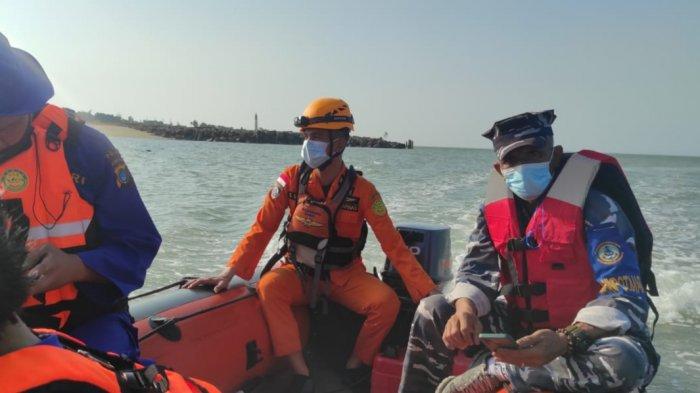 Tim gabungan melanjutkan proses pencarian satu ABK KMP Musi 1 di perairan Tanjung Kalian Muntok, Selasa (21/09/2021).