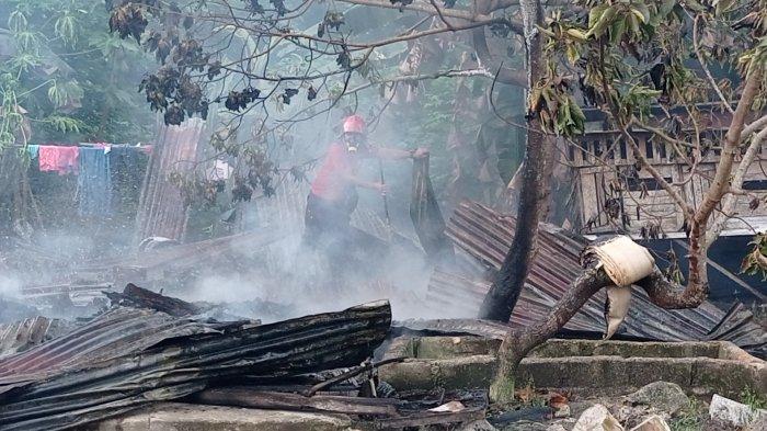 Rumah milik Reza (36) Kampung Samak, Kelurahan Menjelang, Kecamatan Muntok hangus terbakar, Selasa (28/09/2021). (