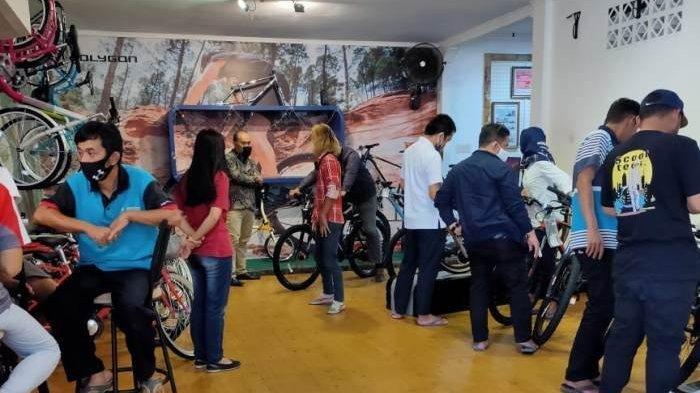 Para costumer saat mencoba sepeda Polygon dan jenis sepeda lainnya di distributor jalan Koba Kota Pangkalpinang