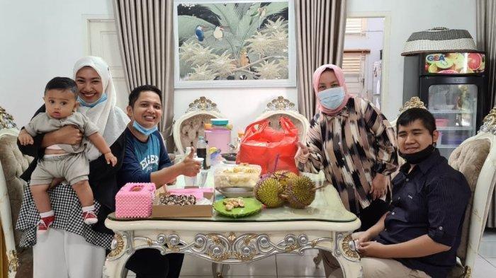 Rizki bersama istri dan anaknya saat silaturahmi ke kediaman Sekda Kota Pangkalpinang, Radmida Dawam beberapa waktu lalu sebelum terbang ke Kalimantan menggunakan pesawat Sriwijaya Air yang jatuh di Kepulauan Seribu, Sabtu (9/1/2021)