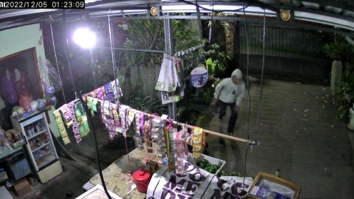 Tangkapan layar CCTV tiga pemuda membobol sebuah warung di Lingkungan Sukasada, Buleleng, Bali.