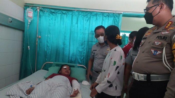 Wayan Ari Astari saat menjalani perawatan di RSUD Buleleng, Rabu (28/12/2022). Astari menjadi salah satu korban dari kecelakaan yang terjadi di Desa Pancasari, Kecamatan Sukasada, Buleleng.