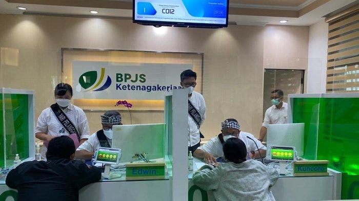 Bantuan Subsidi Upah (BSU) tahun 2022, kembali disalurkan oleh Pemerintah Indonesia melalui Kementerian Ketenagakerjaan.
BPJS Ketenagakerjaan (BPJamsostek) yang kembali dipercaya, sebagai partner dalam menyediakan data pekerja untuk dijadikan dasar penentuan calon penerima BSU.
Mengimbau kepada calon penerima, untuk berhati-hati dalam memberikan data pribadi kepada siapapun.
Dalam keterangannya, Deputi Direktur Bidang Humas dan Antar Lembaga, Oni Marbun, menyampaikan agar pekerja tidak terkecoh dengan maraknya permintaan data pribadi oleh oknum yang tidak bertanggung jawab.