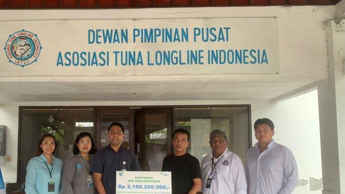 Badan Penyelenggara Jaminan Sosial Ketenagakerjaan (BPJAMSOSTEK) Cabang Bali Denpasar membayarkan santunan JKK Meninggal Dunia dan Beasiswa kepada 15 ABK Kapal KM Setia Makmur 6 akibat hilang/tenggelam di Laut lepas (Fishing Ground di Laut Arafuru Kab merauke) kepada ahli waris diwakili oleh Pemilik Kapal KM Setia Makmur 6 Bapak Heri total Rp 2.188.200.000.