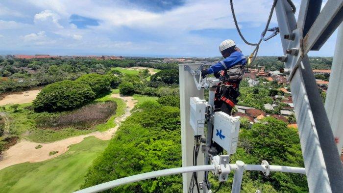 Teknisi XL Axiata memeriksa perangkat BTS di atas tower yang berada di area Nusa Dua, Bali, belum lama ini. XL Axiata telah siap menghadirkan jaringan 4G dan 5G guna mensukseskan gelaran KTT G20 di Bali, 15-16 November 2022. Berbagai persiapan di lapangan telah tuntas, dan per Oktober 2022 layanan data dan internet super cepat tersebut sudah bisa diakses oleh para delegasi dan masyarakat dengan menggunakan smartphone 5G yang mendukung pita frekuensi 2.1 GHz dan 3.5 GHz. Layanan 5G dari XL Axiata ini akan bisa diakses di 17 titik, antara lain Bandara Internasional Ngurah Rai, Bali Nusa Dua Convention Center (BNDCC), Apurva Kempinski, dan Pantai Sanur.