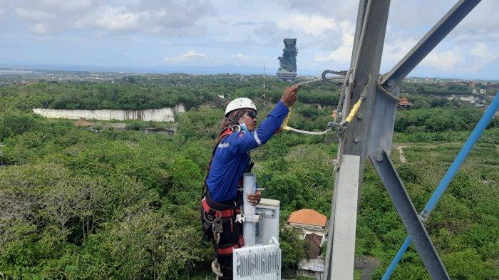 Teknisi XL Axiata memeriksa perangkat BTS di atas tower yang berada di area Nusa Dua, Bali, belum lama ini. XL Axiata telah siap menghadirkan jaringan 4G dan 5G guna mensukseskan gelaran KTT G20 di Bali, 15-16 November 2022. Berbagai persiapan di lapangan telah tuntas, dan per Oktober 2022 layanan data dan internet super cepat tersebut sudah bisa diakses oleh para delegasi dan masyarakat dengan menggunakan smartphone 5G yang mendukung pita frekuensi 2.1 GHz dan 3.5 GHz. Layanan 5G dari XL Axiata ini akan bisa diakses di 17 titik, antara lain Bandara Internasional Ngurah Rai, Bali Nusa Dua Convention Center (BNDCC), Apurva Kempinski, dan Pantai Sanur.