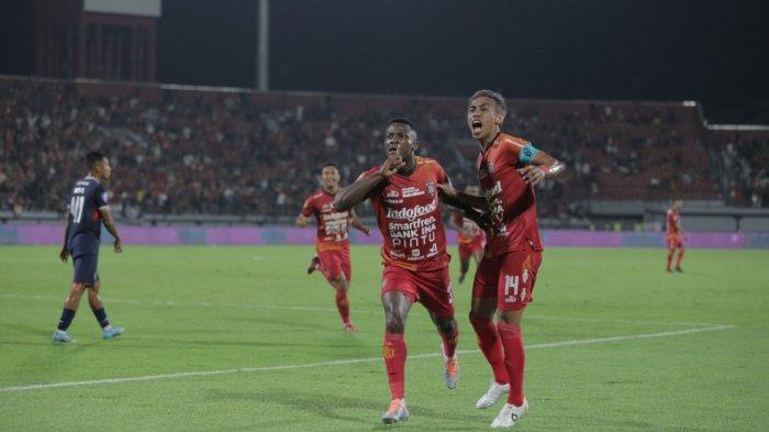 Dua pemain Bali United Privat Mbarga dan Fadil Sausu merayakan gol ke gawang Arema FC pada laga pekan ke-4 Liga 1 2022 yang digelar di Satdion Kapten I Wayan Dipta, Gianyar, Sabtu 13 Agustus 2022