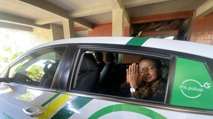 Gubernur Bali, Wayan Koster gunakan kendaraan listrik saat hadiri Rapat Paripurna DPRD Provinsi Bali pada, Jumat 16 September 2022.