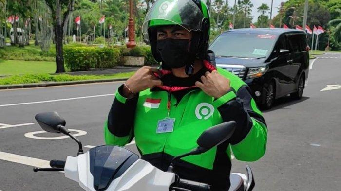 Tribun Bali berkesempatan untuk mencicipi naik GoJek gratis ini, menuju ke BNDCC, salah-satu venue acara Business20 (B20) yang merupakan bagian dari event G20.
Karena elektrik, motor ini tidak memiliki gigi persneling.
Tarikannya halus dan tentu tanpa asap.
Drivernya bernama I Putu Sutriawan (25) yang ternyata sudah sejak 5 November 2022 melayani penumpang di seputaran kompleks ITDC.