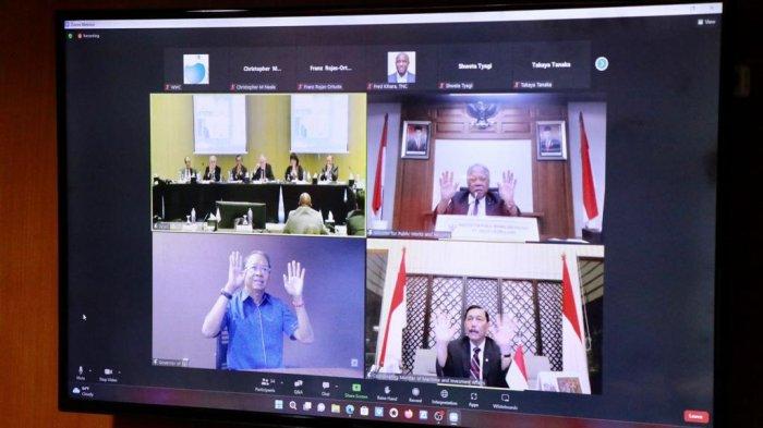 Gubernur Bali, Wayan Koster, bersama Presiden World Water Council (WWC), Loïc Fauchon.
Kemudian Menteri Koordinator Bidang Kemaritiman dan Investasi (Menko Marvest), Luhut B. Pandjaitan.
Serta Menteri Pekerjaan Umum dan Perumahan (Menteri PUPR), Basuki Hadimuljono.
Menandatangani Perjanjian Kerangka Kerja World Water Forum (WWF) ke-10 Tahun 2024, secara virtual pada, Sabtu (Saniscara Wage, Dukut) 15 Oktober 2022 di Jakarta.
Sebagai penanda Indonesia terpilih menjadi tuan rumah, dan Bali terpilih menjadi tempat pelaksanaan WWF ke-10 Tahun 2024.