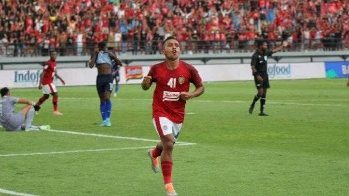 Irfan Jaya mengenakan jersey Bali United dengan logo utama Indomie