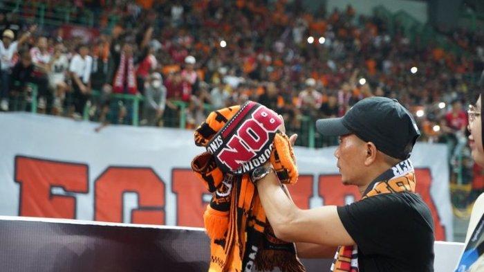 Momen perpisahan Ismed Sofyan seusai laga Persija Jakarta vs Madura United di Stadion Patriot Candrabhaga, Bekasi, Jawa Barat, Sabtu 17 September 2022 malam WIB.