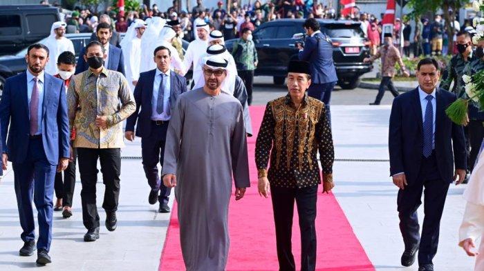 Presiden Joko Widodo bersama Presiden Persatuan Emirat Arab (PEA), Mohammed Bin Zayed Al Nahyan (MBZ), meresmikan Masjid Raya Sheikh Zayed, yang ada di Kota Surakarta, Provinsi Jawa Tengah, pada Senin, 14 November 2022.
Tiba sekitar pukul 06.23 WIB, Presiden Jokowi menyambut langsung Presiden MBZ di tangga pesawat di Bandara Internasional Adi Soemarmo, Kabupaten Boyolali, Provinsi Jawa Tengah.
Bahkan, Presiden Jokowi dan Presiden MBZ, berada dalam satu mobil yang sama untuk kemudian menuju Masjid Raya Sheikh Zayed.