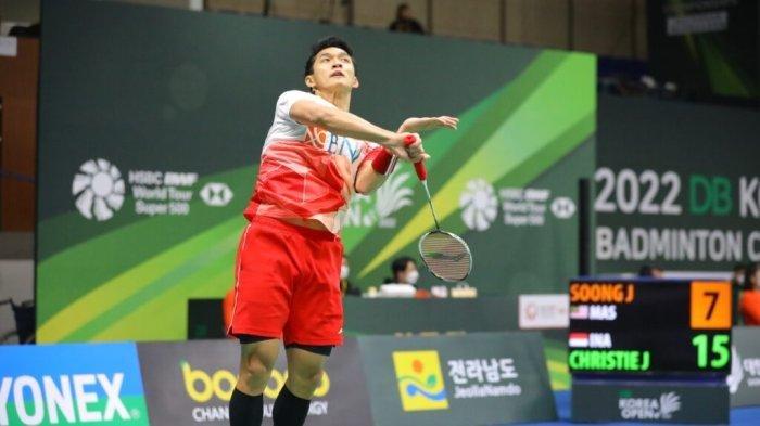 Aksi atlet tunggal putra, Jonatan Christie ketika berlaga di Korea Open 2022.