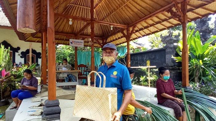BRI Regional Office Denpasar, kembali mencatatkan angka penyaluran KUR yang menggembirakan.
Bagaimana tidak, sampai dengan bulan Agustus 2022, KUR BRI di wilayah Bali dan Nusa Tenggara terserap hingga Ro 9,5 triliun.
Regional CEO BRI Denpasar, Rudy Andimono, mengungkapkan, sebanyak 241.044 orang masyarakat di Bali, NTB, dan NTT telah menikmati KUR BRI dan didominasi sektor produktif.