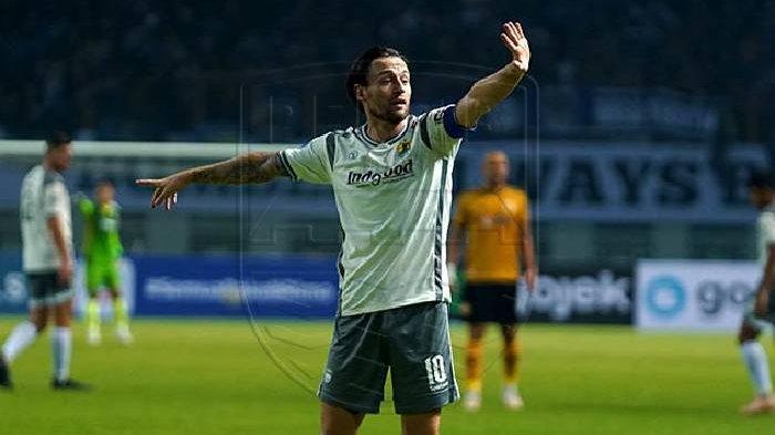 Primadona Marc Klok makin mentereng, karena banyak klub yang menggoda.
Tidak hanya Persija Jakarta, Persis Solo, dan PSIS Semarang yang menggoda punggawa Maung Bandung ini.
Kini dikabarkan, RANS Nusantara FC pun mulai melirik Marc Klok.
Akankah Marc Klok tergoda untuk hengkang dari Persib Bandung, kita lihat saja kelanjutannya.