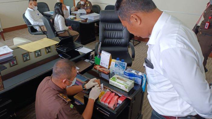 Penyidik pidana khusus (pidsus) Kejaksaan Tinggi Bali (Kejati Bali), menggeledah gedung Rektorat Unud (Universitas Udayana) yang terletak di Kampus Bukit Jimbaran, Jalan Raya Kampus Unud Jimbaran, Senin, 24 Oktober 2022.
Kegiatan penggeledahan dilakukan untuk mencari bukti-bukti, terkait dugaan tindak pidana korupsi penyalahgunaan dana Sumbangan Pengembangan Istitusi (SPI) mahasiswa baru (maba) seleksi jalur mandiri Unud.
Dan dana penelitian tahun akademik 2018/2019 sampai tahun akademik 2022/2023.