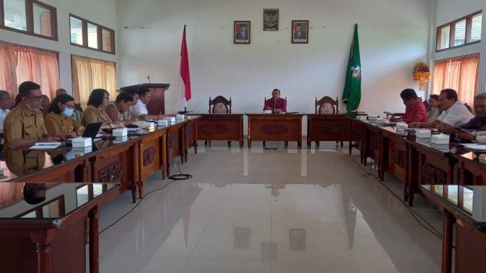 Suasana rapat kerja DPRD Bangli bersama sejumlah instansi terkait perihal nasib para Pegawai Pemerintah dengan Perjanjian Kerja (PPPK) Penyuluh Pertanian. Senin (12/9/2022)