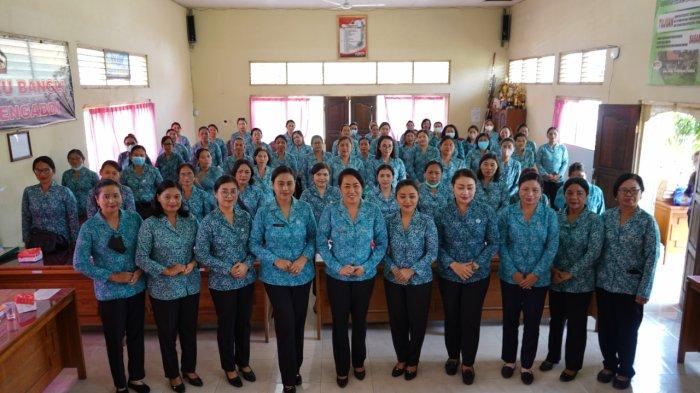 Ketua TP PKK Bangli Ny. Sariasih Sedana Arta saat melakukan sosialisasi program unggulan hasil Rakernas PKK IX 2021 pada kader-kader PKK Desa/Kelurahan dari Kecamatan Bangli, Susut dan Tembuku. Jumat (16/9/2022)