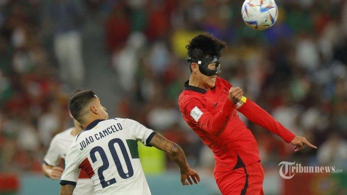 Bek Portugal Joao Cancelo dan gelandang Korea Selatan Son Heung-min melompat untuk merebut bola selama pertandingan sepak bola Grup H Piala Dunia Qatar 2022 antara Korea Selatan dan Portugal di Stadion Education City di Al-Rayyan, sebelah barat Doha pada 2 Desember 2022.