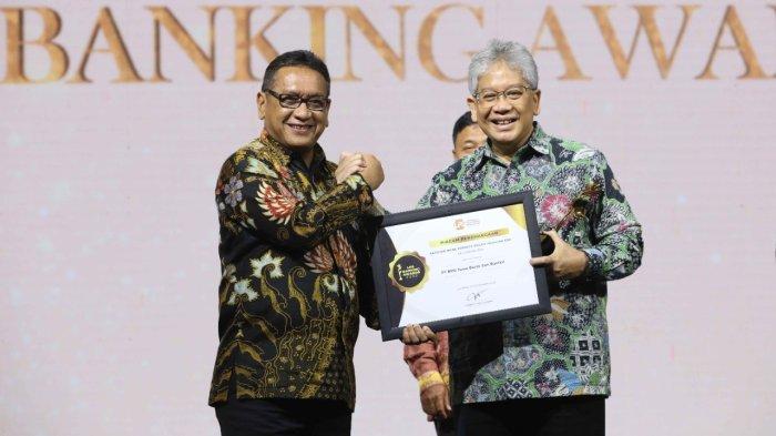 Menjelang tutup tahun 2022, Bank BJB kembali meraih prestasi gemilang.
Kali ini, Bank BJB dinobatkan sebagai salah satu pemenang LPS Banking Award 2022 dari Lembaga Penjamin Simpanan (LPS), kategori Bank Teraktif Dalam Kegiatan Corporate Social Responsibility (CSR) Kelompok BPD.
Dan Kategori Bank Teraktif Dalam Meningkatkan Literasi Keuangan Masyarakat Kelompok BPD.
Penghargaan ini merupakan rangkaian gelaran HUT LPS yang ke-17, yang jatuh pada tanggal 22 September lalu.