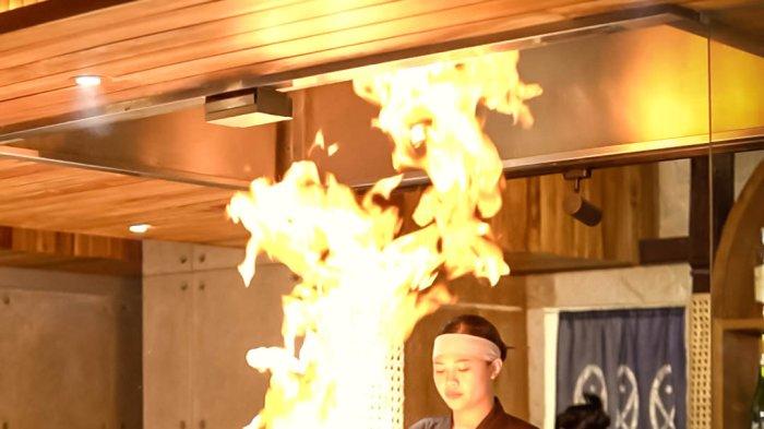 Live cooking - Spot kuliner terbaru di Ubud, Shichirin telah banyak menarik
perhatian para pecinta kuliner.
Kurang dari sebulan sejak dibuka, Shichirin sudah menjadi favorit para wisatawan yang berkunjung ke Ubud.
Konro grill, teppanyaki, dan gyukatsu jadi tiga konsep yang siap membakar selera para penggila makanan khas Jepang.