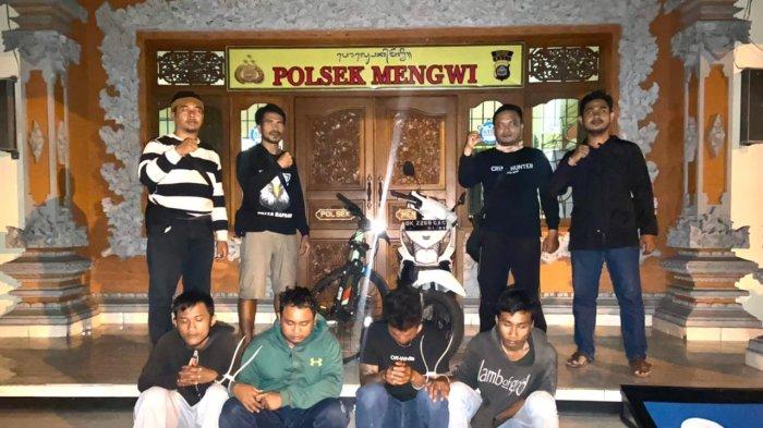 Maling kembali beraksi di Kabupaten Badung.
Pelaku pencurian sepeda gayung, akhirnya berhasil dibekuk jajaran Sat Reskrim Polsek Mengwi.
Empat pelaku yang kerap mencuri sepeda gayung ini, diamankan pada Rabu 31 Agustus 2022.