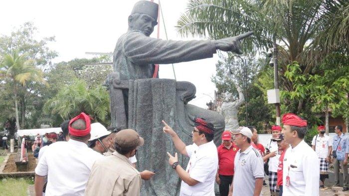 Penempatan kembali patung Bung Karno di Taman Bung Karno Tabanan, Bali, Jumat 28 Oktober 2022 - Momen Sumpah Pemuda, Bupati Tabanan Sanjaya Pimpin Pemasangan Patung Bung Karno