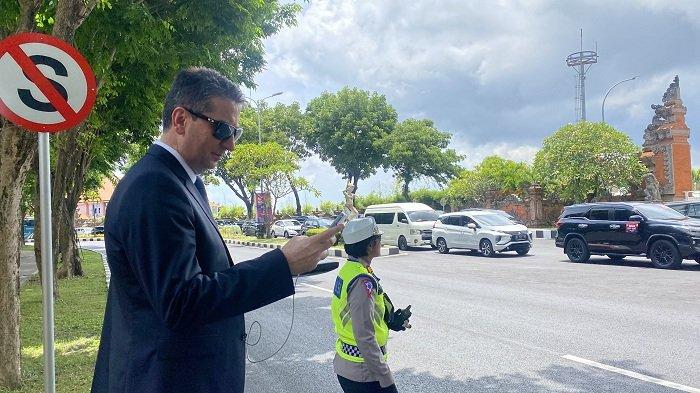 Delegasi Turki di Bali - Bom mematikan dikabarkan menyerang Istanbul, Turki.
Walau demikian aksi terorisme ini, tidak menyurutkan semangat delegasi Turki saat mengikuti KTT G20 di Bali.
Dikabarkan Tribun Bali, beberapa negara pada Senin, 14 November 2022, dijadwalkan akan segera tiba di Bali.
Sejak pukul 07.00 WITA, pihak keamanan dari tim gabungan kepolisian sudah bersiaga di depan gedung VVIP.
Nampak dari seberang pintu gerbang pintu VVIP, seorang lelaki dibantu untuk menyeberang ke arah seberang pintu gerbang.
Lelaki tersebut adalah Mustafa, salah satu delegasi dalam perhelatan Konferensi Tingkat Tinggi (KTT) G20 di Bali.