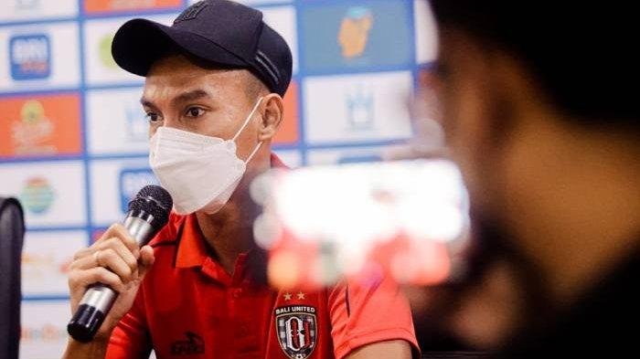 Novri Setiawan diprediksi bakal kembali, mengisi pos bek kanan menggantikan Made Andhika Wijaya, yang terkena skorsing kartu tidak langsung.
Melawan Persikabo 1973, di Stadion Kapten I Wayan Dipta pada Jumat 30 September 2022 mendatang, Andhika Wijaya dipastikan absen.
Opsi yang bisa digunakan oleh Coach Teco, ialah Novri dan Ardi Idrus.
