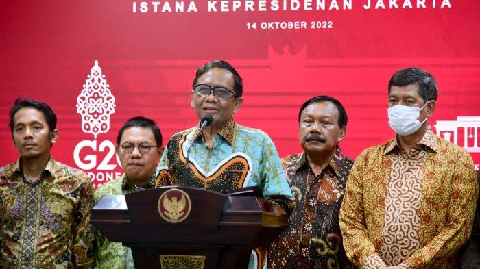 Presiden Joko Widodo menerima laporan hasil investigasi Tim Gabungan Independen Pencari Fakta (TGIPF), tragedi maut Stadion Kanjuruhan, Malang, di Istana Merdeka, Jakarta, pada Jumat, 14 Oktober 2022.
Tim yang diketuai oleh Menteri Koordinator Bidang Politik, Hukum, dan Keamanan, Mahfud Md, tersebut diterima Presiden Joko Widodo sekitar pukul 13.30 WIB.
Dalam laporannya, TGIPF menyebut bahwa semua pemangku kepentingan saling menghindar dari tanggung jawab, dan semuanya berlindung di bawah aturan serta kontrak yang secara formal sah.