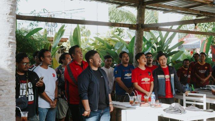 Turnamen KITA Super di Denpasar, berjalan sangat seru dengan hadirnya peserta dari tim-tim yang berpengalaman dalam game FIFA.
Pada Minggu kemarin, di Kafe Monjali Denpasar.
Ada enam tim yang turut mengirimkan wakilnya, untuk memperebutkan jatah menuju babak final area.
Turnamen game FIFA ini, dikhususkan bagi para peserta yang tergabung dalam fans club bola Eropa.
Para fans club ini diwadahi, dalam komunitas bernama Super Friends Denpasar.