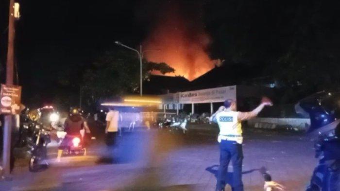 Pasar Mengwi, Badung, yang terletak di sebelah Puri Ageng Mengwi, Kecamatan Mengwi, Badung, terbakar pada Selasa 29 November 2022 malam.
Belum diketahui penyebab kebakaran tersebut, namun saat ini masih dilakukan upaya pemadaman.