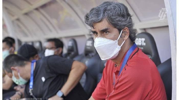 Menanggapi hal itu, Pelatih Bali United Stefano Cugurra alias Coach Teco, yang sudah cemas Liga 1 Indonesia tak kunjung bergulir akhirnya sedikit bernapas lega.
Pelatih asal Brasil yang karib disapa Coach Teco itu, mengaku tidak mempersoalkan jadwal yang padat.
Bagi Coach Teco, meskipun jadwal 6 kali dalam sebulan itu tidak ideal, tapi menyikapi situasi saat ini jadwal padat lebih baik daripada tidak ada pertandingan sama sekali.
