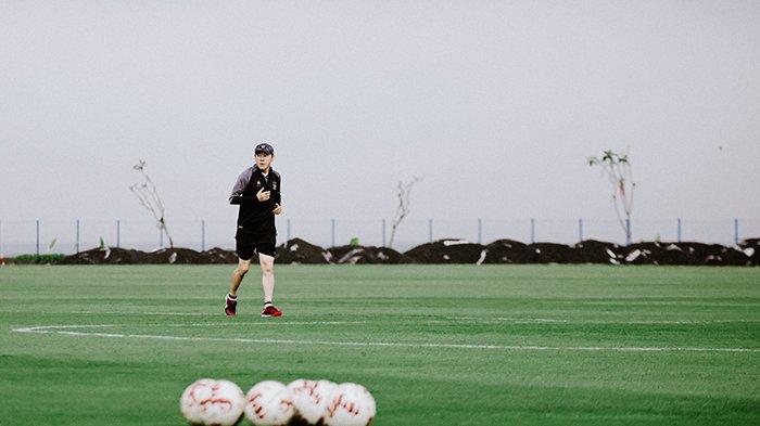 Pelatih timnas Indonesia Shin Tae-yong memimpi jalannya pemusatan perdana jelang Piala AFF 2022 di training center milik Bali United di Pantai Purnama, Gianyar, Bali pada Senin 28 November 2022.