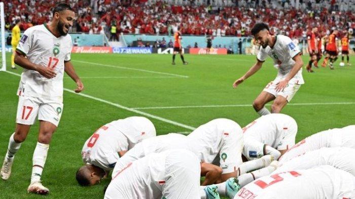 Pemain-pemain Maroko melakukan sujud syukur usai Abdelhamed Sabiri menjebol gawang Belgia dalam laga Grup F Piala Dunia 2022 Belgia vs Maroko di Stadion Al-Thumama, Doha, 27 November 2022.