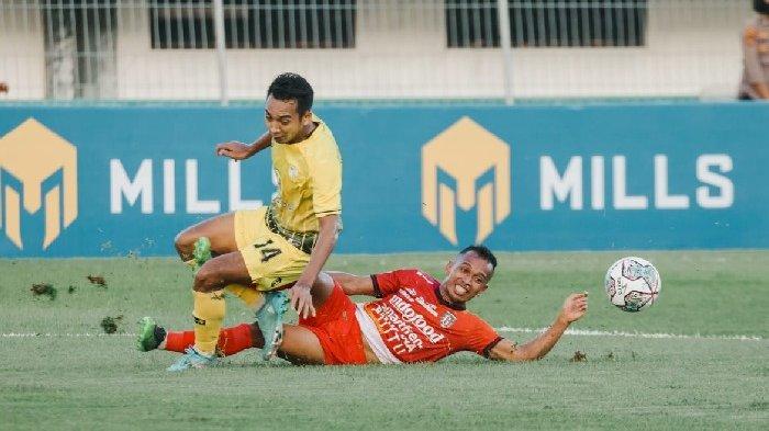 Pemain berduel, Barito Putera vs Bali United