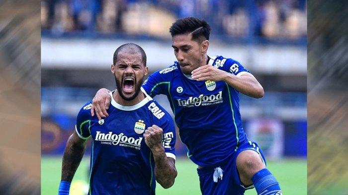 David da Silva menjadi sosok pahlawan bagi Maung Bandung.
Striker ini memberi gol pertama, di menit ke-25.Â
Awalnya Persib Bandung mendapat kesempatan tendangan penalti, di menit ke-22.
Namun tendangan itu berhasil dihalau sang kiper.
Sayangnya wasit menyatakan tendangan penalti harus diulang, sebab kaki kiper melewati garis dan ia melakukan gerakan sebelum David da Silva menendang.Â
Sontak ini membuat geram PSIS Semarang.
Namun apa mau dikata, akhirnya gol David da Silva bersarang ke gawang PSIS Semarang.Â
Persib Bandung vs PSIS Semarang unggul 1-0.