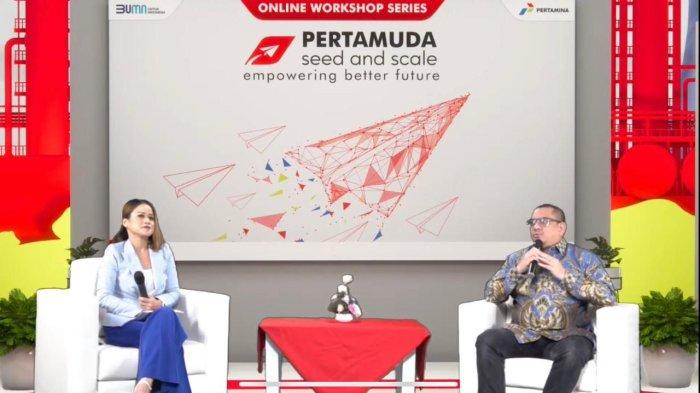Foto bersama Rifky Rachman Yusuf VP stakeholder & management PT Pertamina (Persero), Vega Pita Manager Corporate Brand PT Pertamina (Persero) dan Arto Biantoro Brand Activist bersama peserta Online Workshop Series #4 Pertamuda Seed & Scale 2022. Kegiatan ini merupakan rangkaian workshop terakhir menjelang penutupan pendaftaran Pertamuda Seed and Scale 2022 yang diselenggarakan oleh PT Pertamina (Persero), Selasa (18/10).