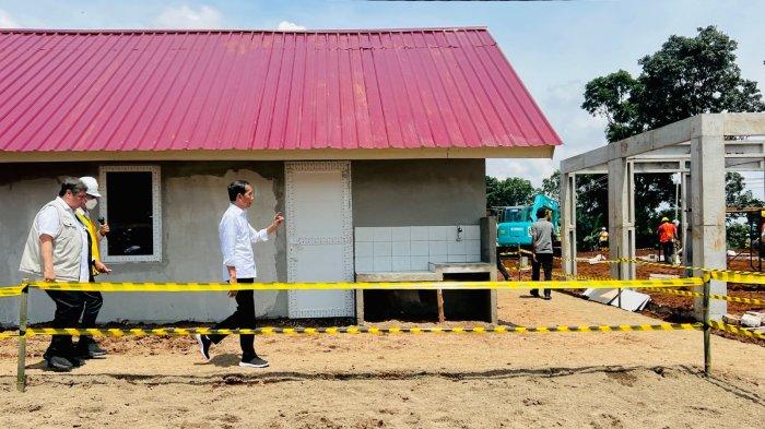 Presiden Joko Widodo meninjau langsung, progres pembangunan rumah tahan gempa bumi di Desa Sirnagalih, Kecamatan Cilaku, Kabupaten Cianjur, pada Senin, 5 Desember 2022.