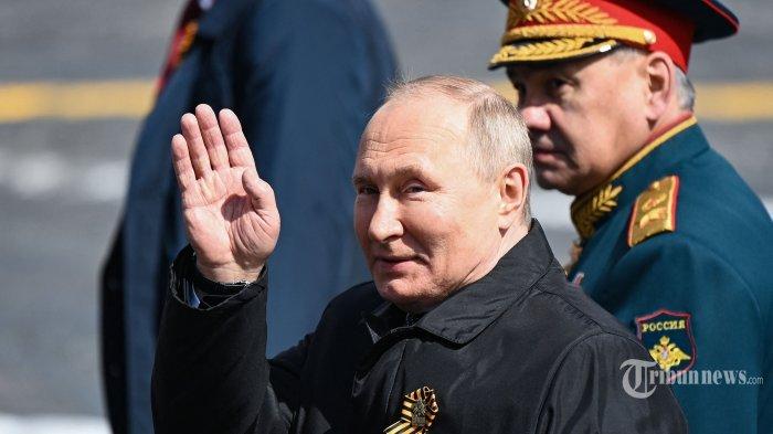 Sudah 6 bulan Rusia dan Ukraina berperang.
Dua kejadian terbaru nyaris merenggut nyawa kedua presiden negara berkonflik tersebut.
Mobil Presiden Rusia, Vladimir Putin dilaporkan diserang bom.
Sementara, Presiden Ukraina, Volodymyr Zelensky, terlibat dalam kecelakaan mobil.