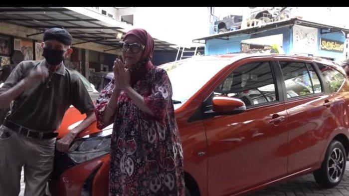 Raffi Ahmad menepati janjinya untuk memberikan kado kepada ibu dari Bimbim Slank, Bunda Iffet.